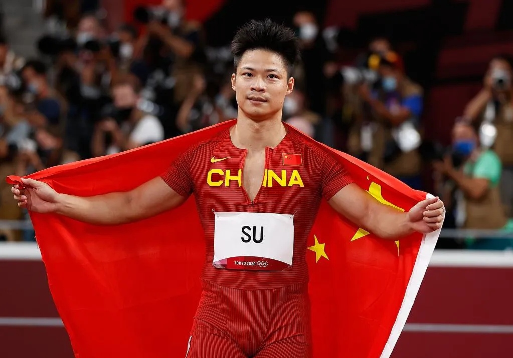 雄赳赳气昂昂，运动员所向披靡