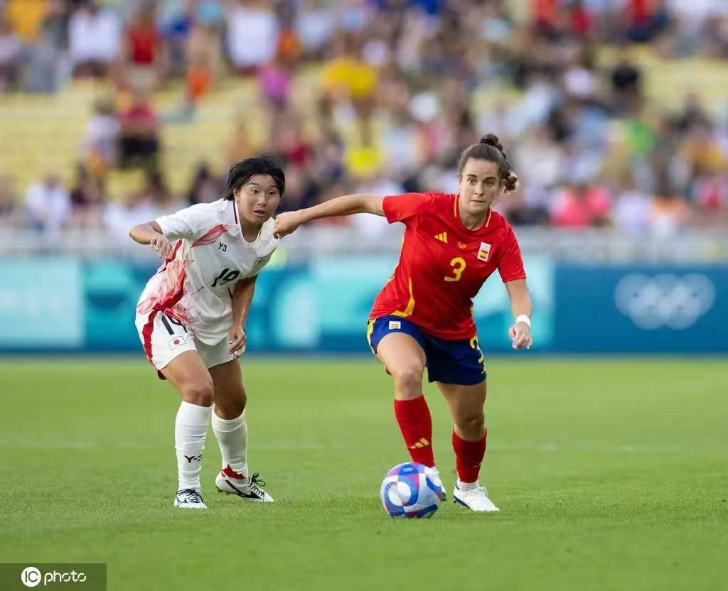 加拿大女足球员在比赛中的技术进步