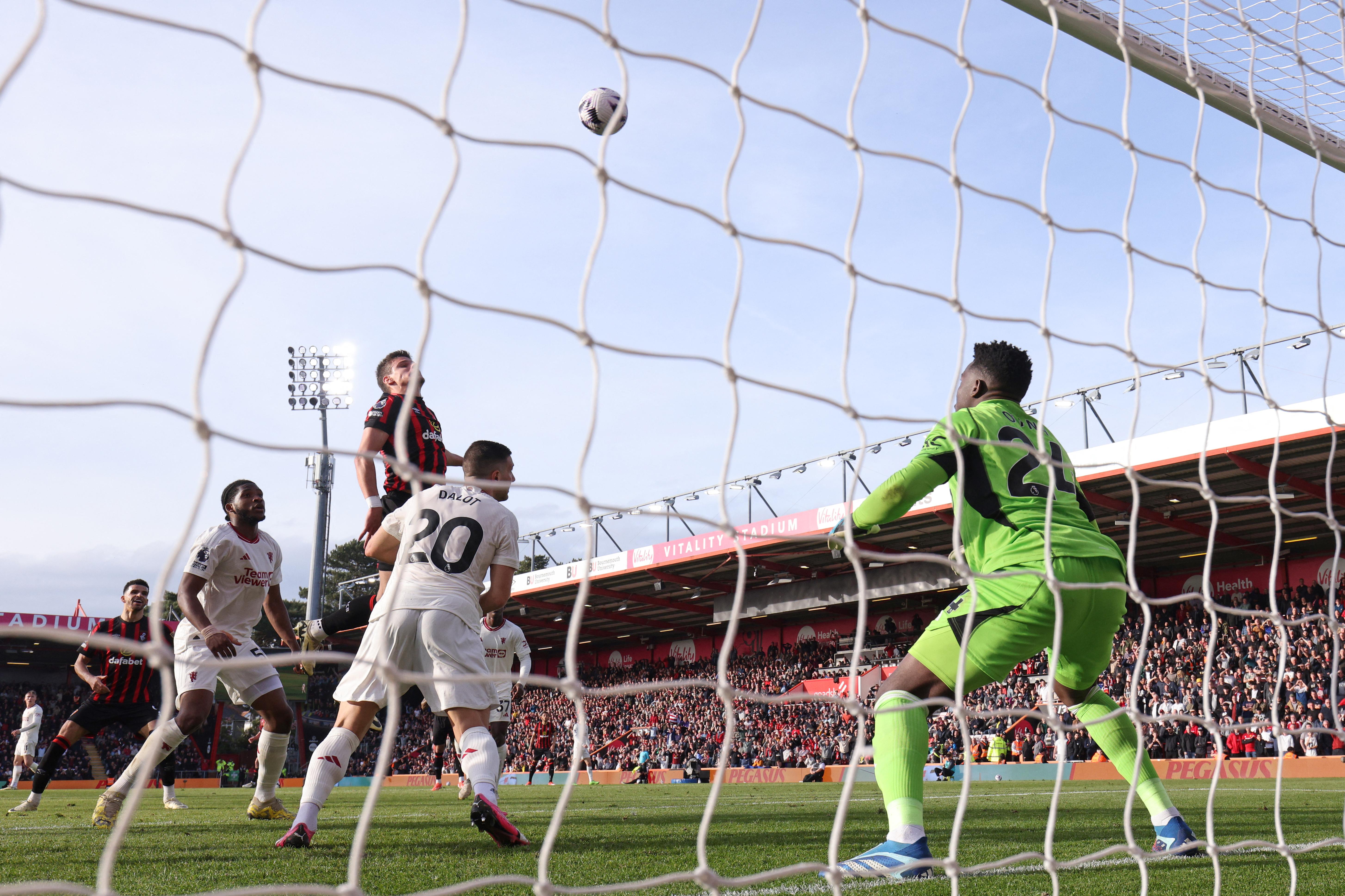 关于曼联客场战胜伯恩茅斯，连续取得胜利的信息