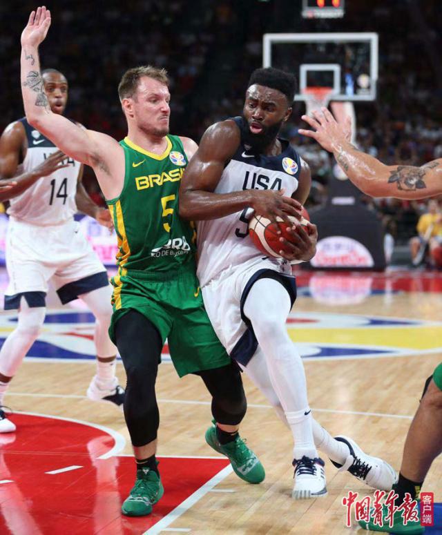 巴西男篮队成功逆转，大胜澳大利亚