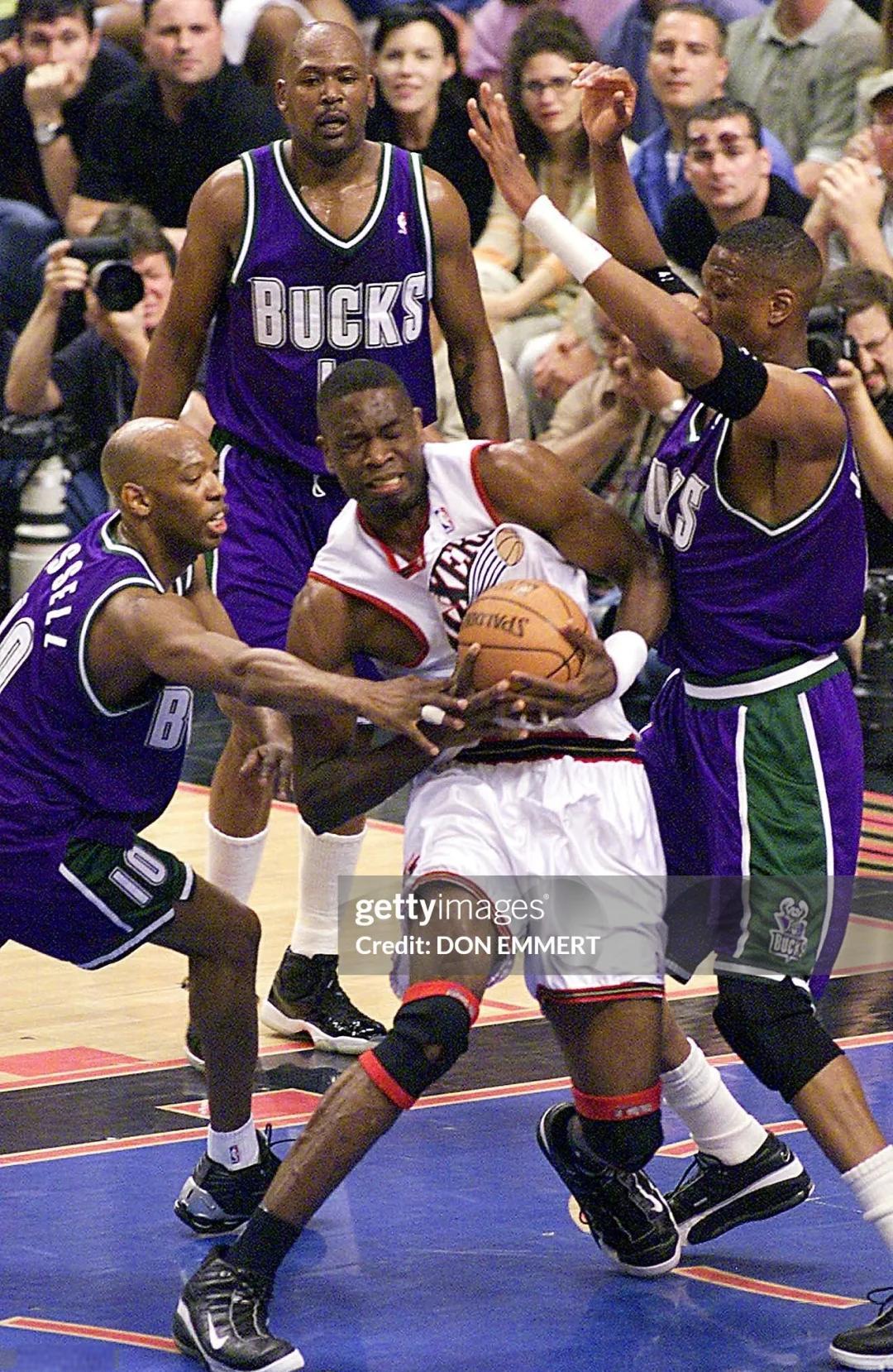 雄鹿队大比分胜出顶级球星带领全队表现的简单介绍