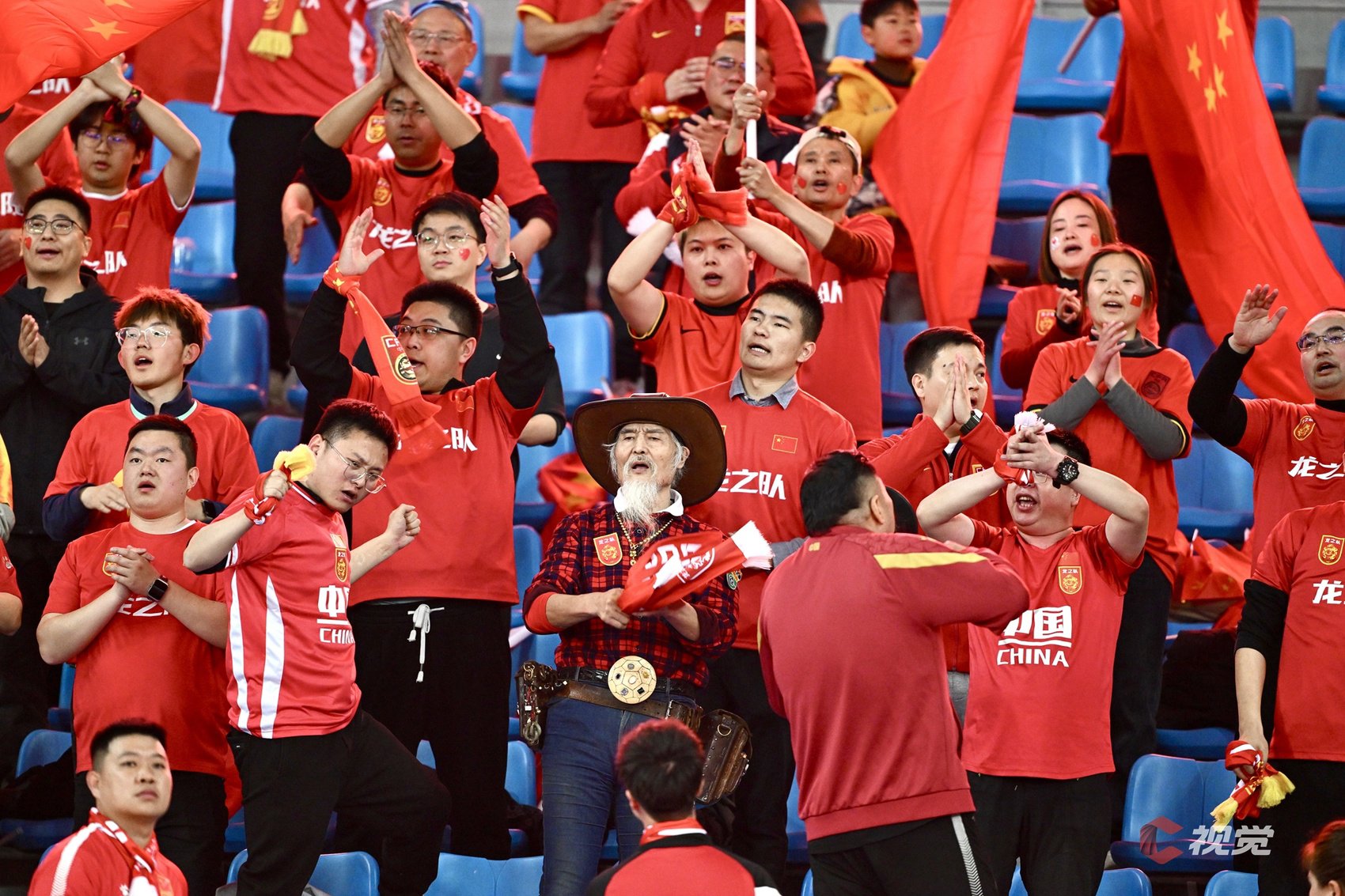 火爆现场激烈比赛中球迷的热情呐喊