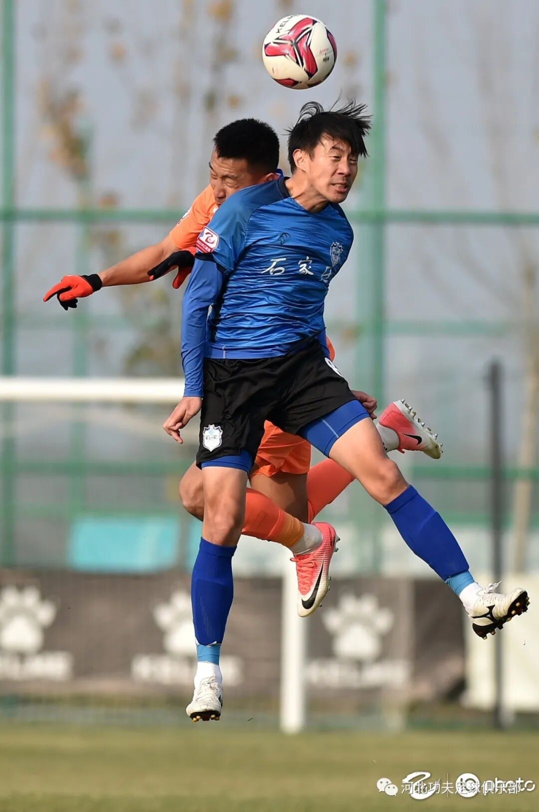 关于强强对话火药味十足，顶尖球队硬碰硬的信息