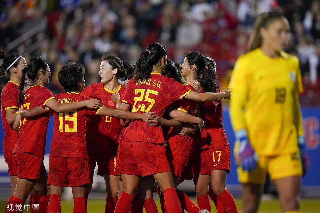 携手夺冠！中国女足国家队捧得足球世界杯
