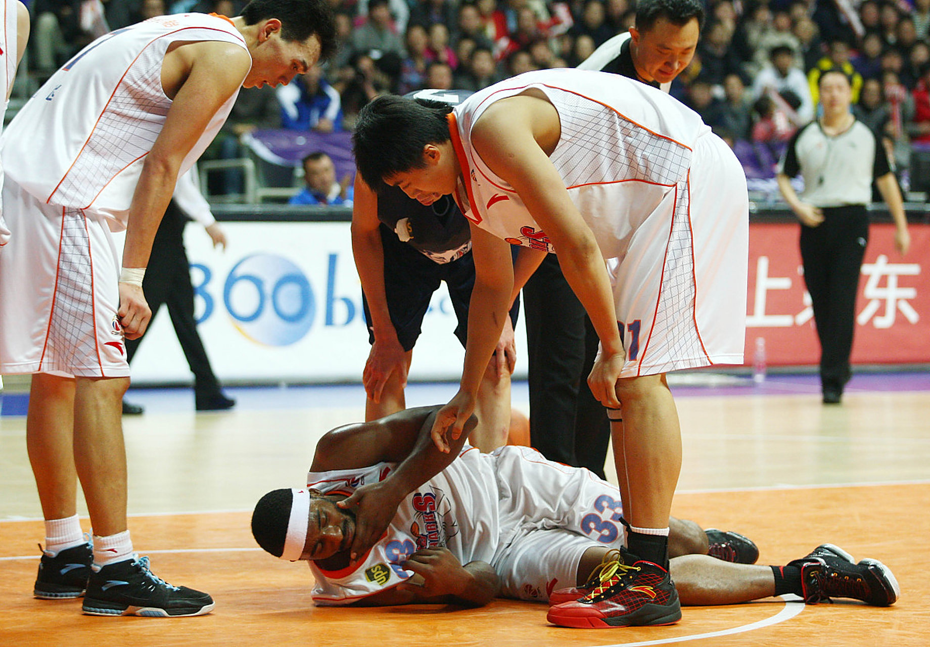 球员意外受伤重要比赛困境重重的简单介绍