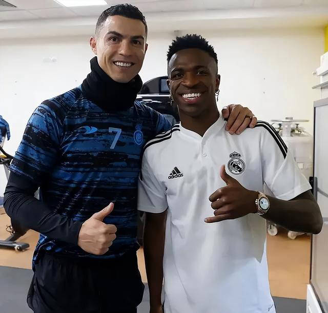 年长球员教导年轻后辈，传承精神