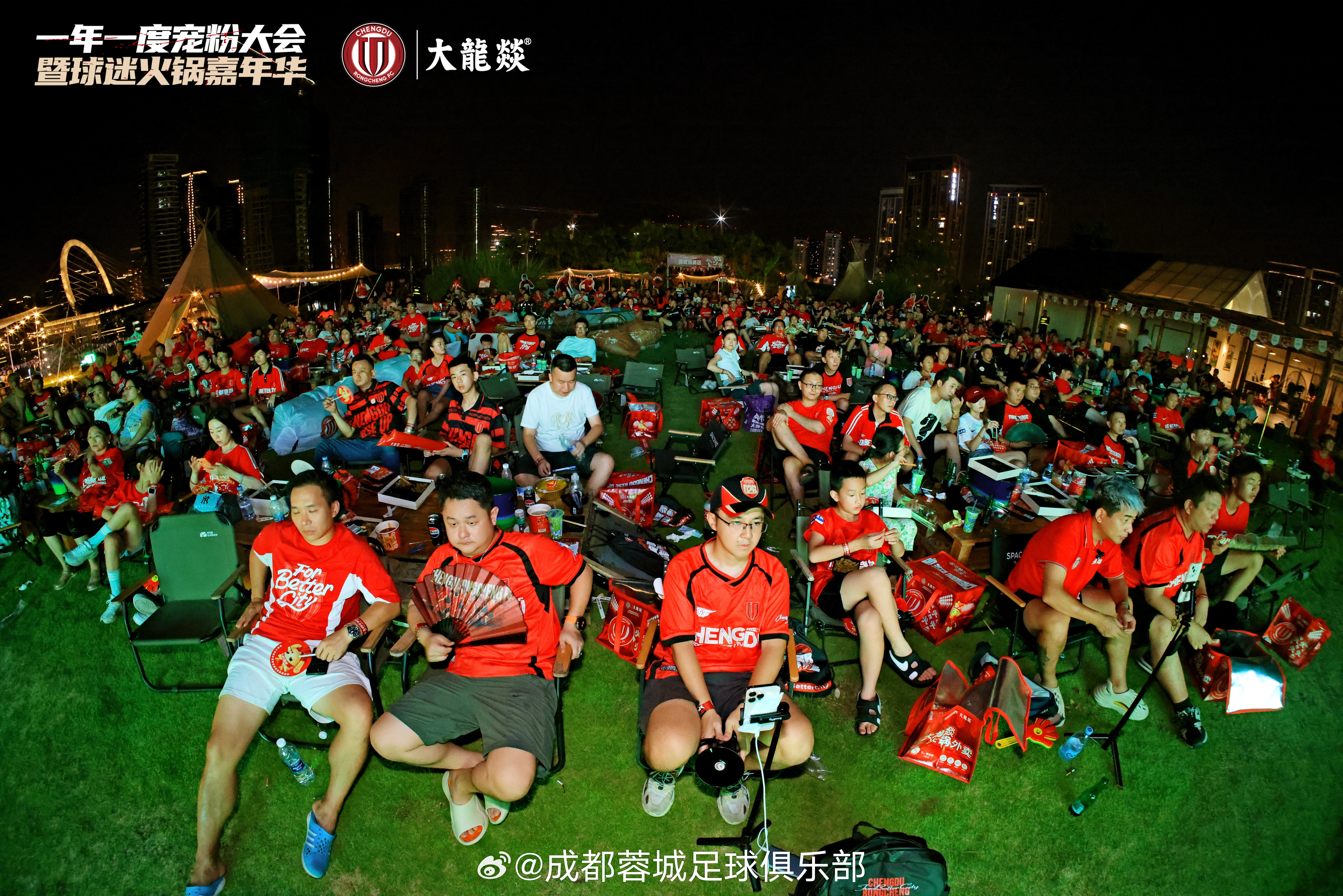 精彩纷呈的比赛，球迷看得如痴如醉